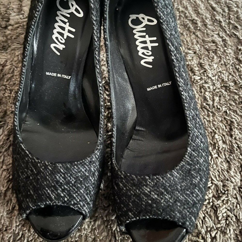 Butter Made in Italy Black tweed like open toe Size 7